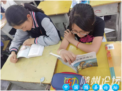 万福店农场中心学校：课间小书虫，校园风景线小书虫,校园风景线