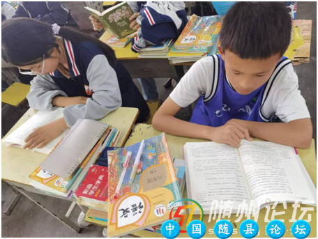 万福店农场中心学校：课间小书虫，校园风景线小书虫,校园风景线