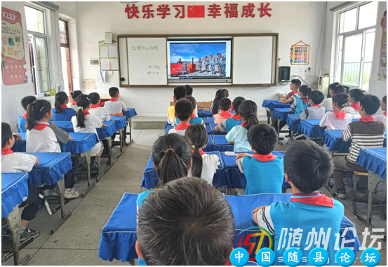 万福店农场中心小学：“红领巾心向党”主题队会小结爱党爱国意识