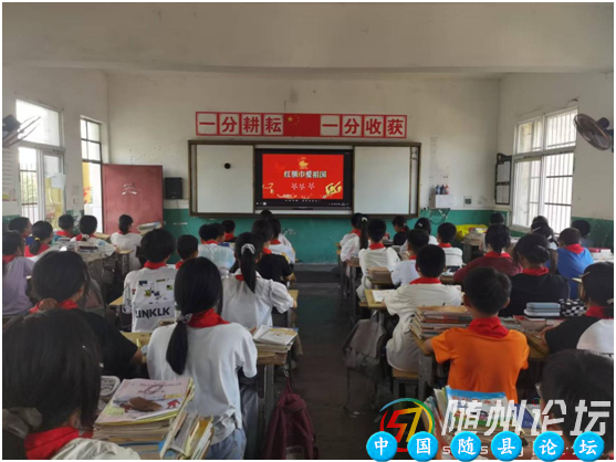 万福店农场中心学校：红领巾心向党，爱国情践于行红领巾爱祖国,少先队员,爱国情怀