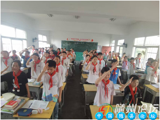 万福店农场中心学校：红领巾心向党，爱国情践于行红领巾爱祖国,少先队员,爱国情怀