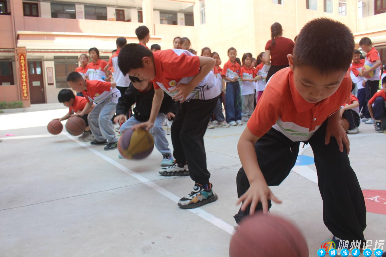 随县万和镇小学教联体举行庆六一文艺汇演暨趣味运动会快乐童年活动,趣味运动会