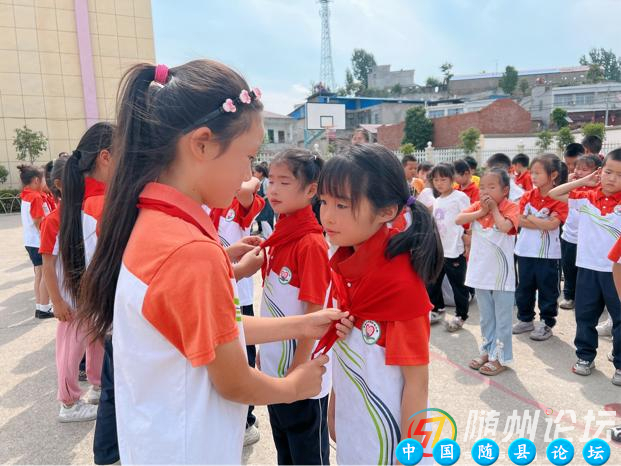 牢记党的教导 争做强国少年—随县万和镇新城小学少先队入队仪式红领巾,党的教导,强国少年