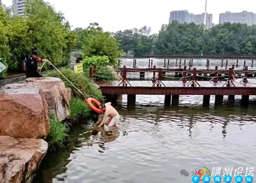 风雨中，随州文化公园上演生命营救随州文化公园,生命营救,保安人员,湖中救援