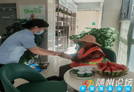 邮储银行随州市分行“邮爱驿站”为 户外工作者送去夏日清凉随州,邮储银行,防暑物资