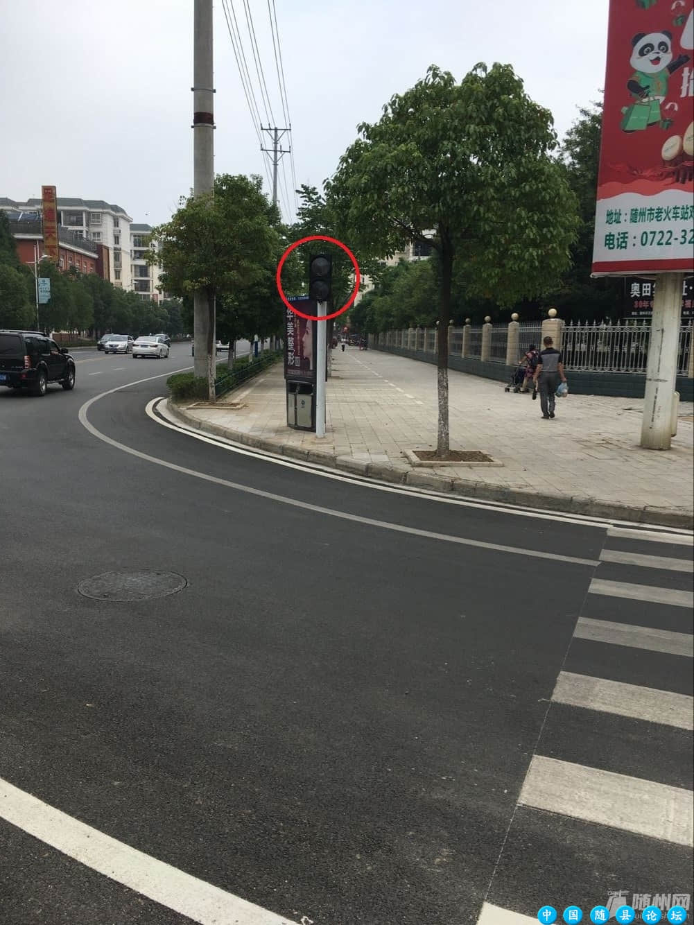 沿河大道与明珠路交叉口人行红绿灯损坏红绿灯故障,行人安全