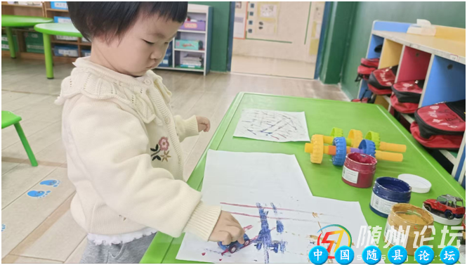 万福店中心幼儿园小班《车轮滚画》艺术活动精彩回顾幼儿艺术活动,儿童创意绘画,车轮滚画教学,幼儿艺术启蒙