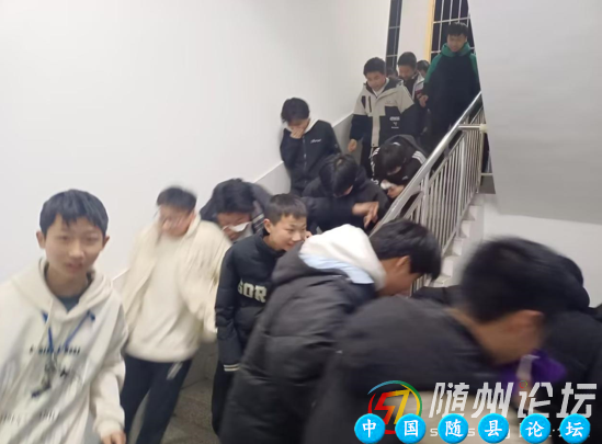 唐县镇二中开展夜间防火安全应急演练